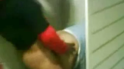 उभयलिंगी ने अपनी मालकिन की बॉलीवुड की सेक्सी मूवी प्रतीक्षा नहीं की और खुद को एक डिल्डो के साथ चोदना शुरू कर दिया