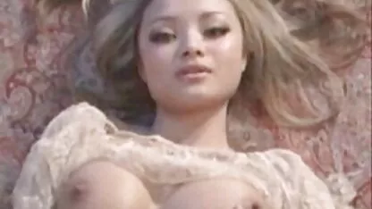 एक प्यारा श्यामला एक dildo बेकार साउथ में मूवी सेक्सी है और उसे बिल्ली fucks