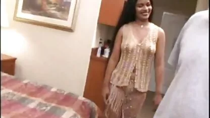 संचिका लड़की एक हिंदी सेक्सी पिक्चर मूवी बूढ़े आदमी के साथ fucks