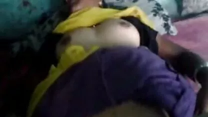 दोस्त अपनी सेक्सी पत्नी को चोदता है और कैमरे पर सब कुछ देख मूवी पिक्चर सेक्सी वीडियो लेता है